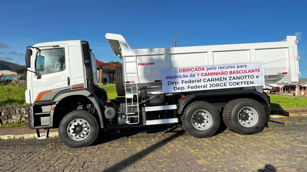 Urupema recebeu, na tarde de sexta 01/11/2024 um caminhão basculante zero quilômetros, uma conquista importante para nossa cidade! Essa nova máquina vai fortalecer os serviços de agricultura e infraestrutura no município. A aquisição foi possível graças às emendas dos deputados Carmen Zanotto e Jorge Goetten, que muito nos ajudaram. Ao lado da prefeita, o vereador João Eduardo, a vereadora Jainefer e o vereador Celso Hugo também destacaram a importância desse pleito, que será essencial para apoiar os produtores rurais e garantir melhorias nas obras locais.